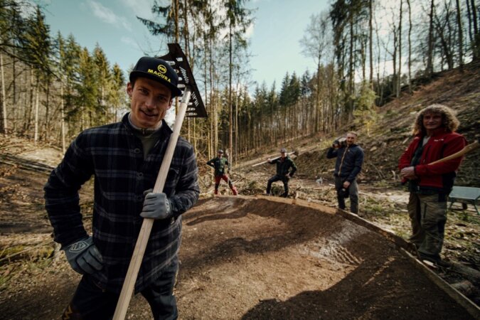 Mountainbike Botschafter Jasper Jauch dreht neue Serie „Trail Diaries“ auf den Heumöderntrails